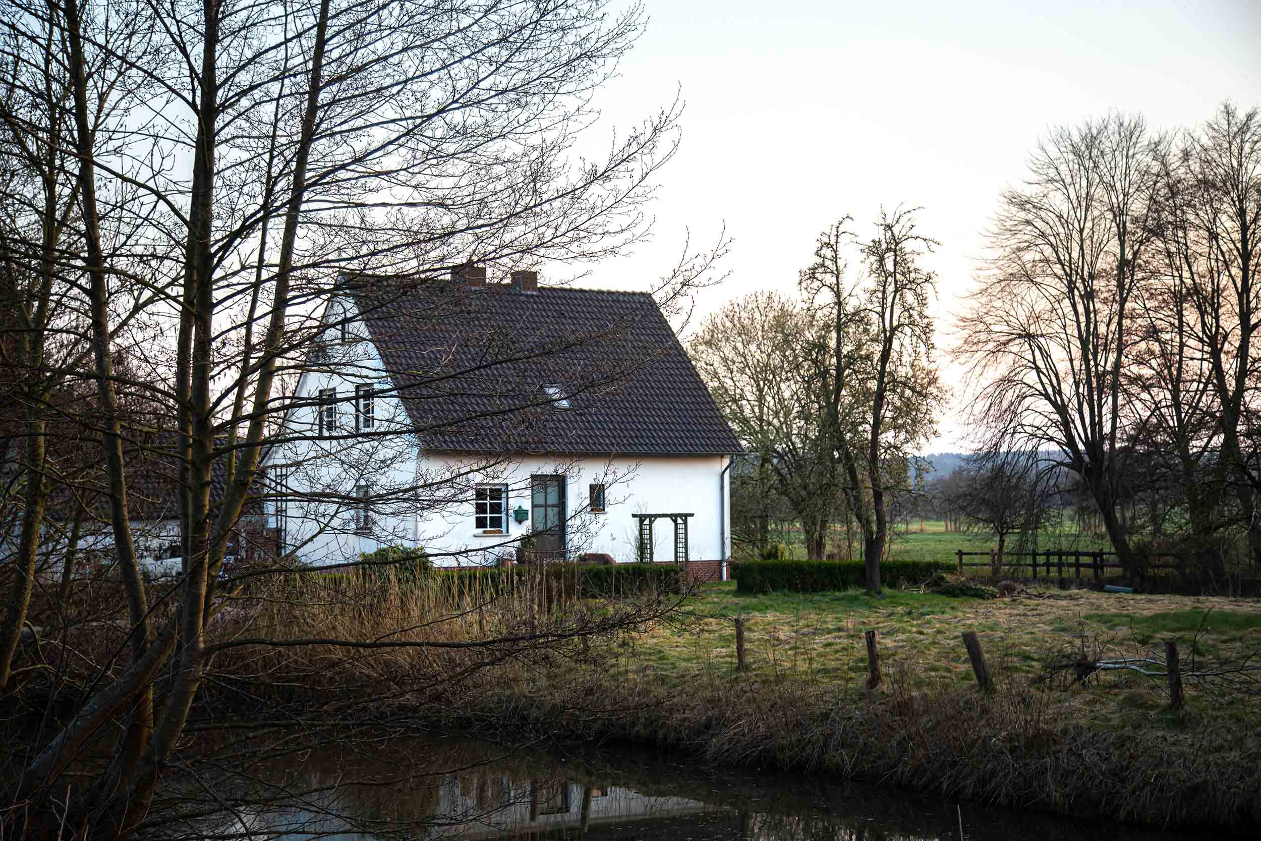 vitt hus omgiven av natur